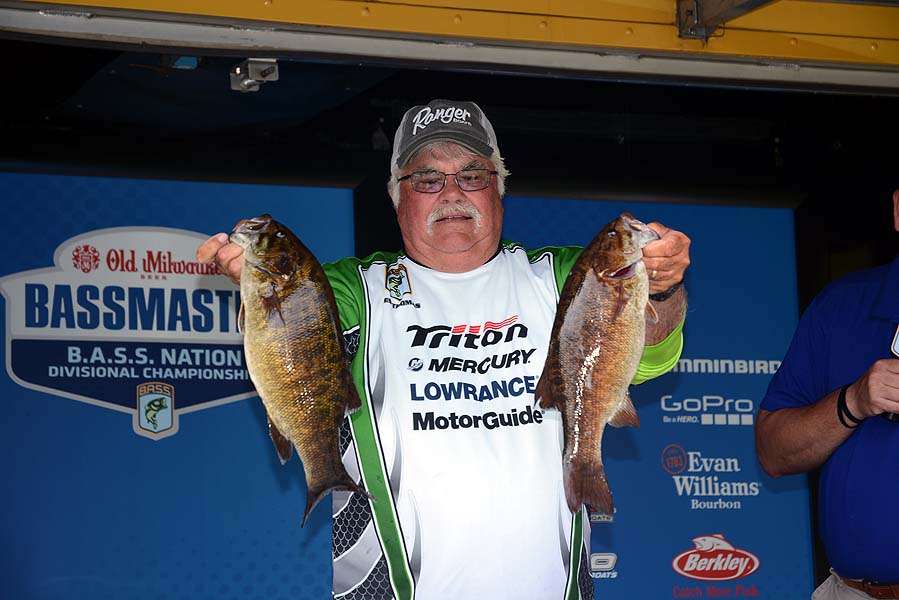 Indiana B.A.S.S. Nation veteran Wes Thomas weighs his catch. 