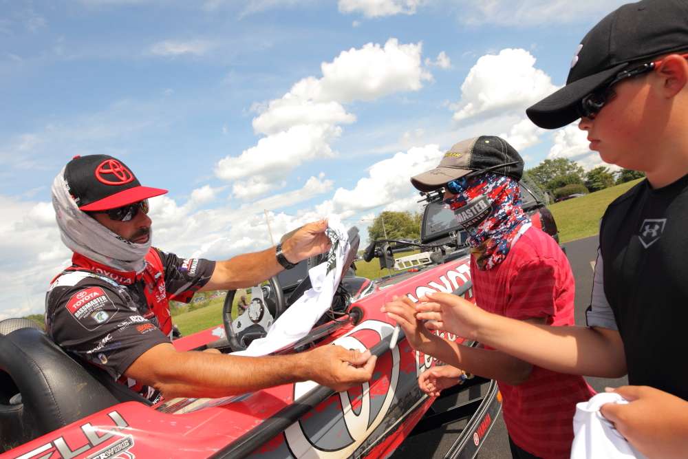 Mike Iaconelli signs autographs, as usual.