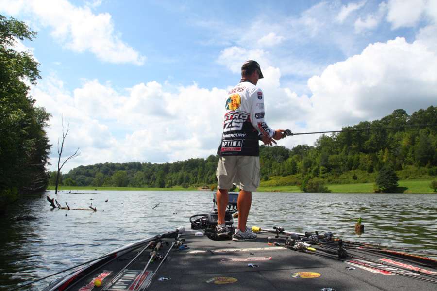 2:17 p.m. With minutes remaining, Evers chunks a finesse spinnerbait to flooded timber. âI worked really hard trying to get something going today, but conditions were tough and the bite was slow,â Evers told Bassmaster. âI lost of a couple of big fish that would have really helped my weight total. The fish seemed unusually lethargic, which may be due to oxygen depletion in deep water, a shallow thermocline setting up, a rapid fluctuation in the lake level or some other unknown factor. If I were to fish here tomorrow under these same conditions, Iâd definitely try to get on the water at daylight, because Iâm thinking the best bite might be occurring earlier than I was able to get here today.â