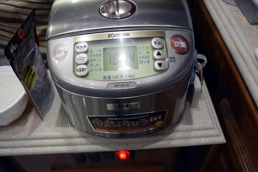 What expensive fishing tackle is to Shin, this deluxe rice maker is to Miyu. She brought it back from Japan in her checked baggage. The fluffy steamed rice will be ready in about 40 minutes. 