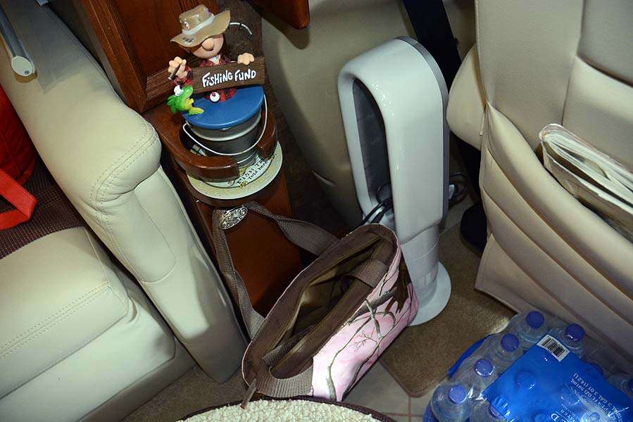 The Fishing Fund coin box is mounted conveniently behind the driverâs seat. Thatâs so Shin can deposit loose change into a fund thatâs not for fishing at all. The coins go into Miyuâs pink purse. 