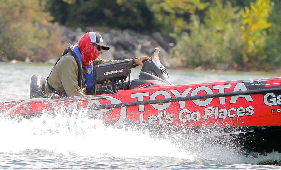 Mike Iaconelli is the perfect example of how treacherous the footing can be around the 40th-place Classic cutoff mark. On Day 1, he came off the water with only four bass weighing only 11 pounds, 7 ounces Thursday, after experiencing a two-hour loss of fishing time due to mechanical problems.