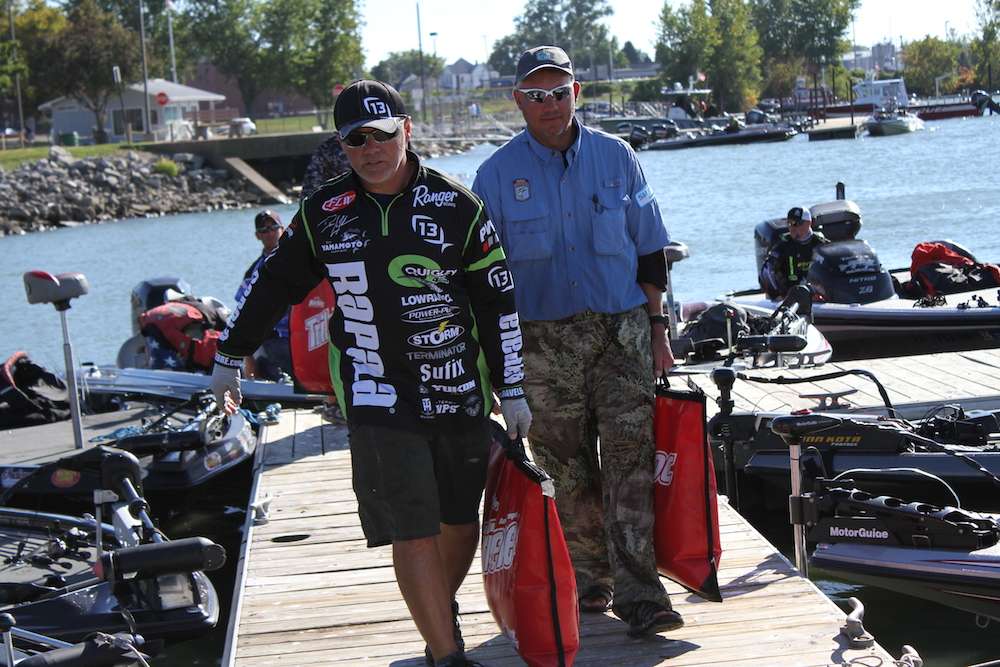 Northern Opens points leader, Dave Lefebre brings his bag to the scales. He weighed 18-12 and is in 31st.