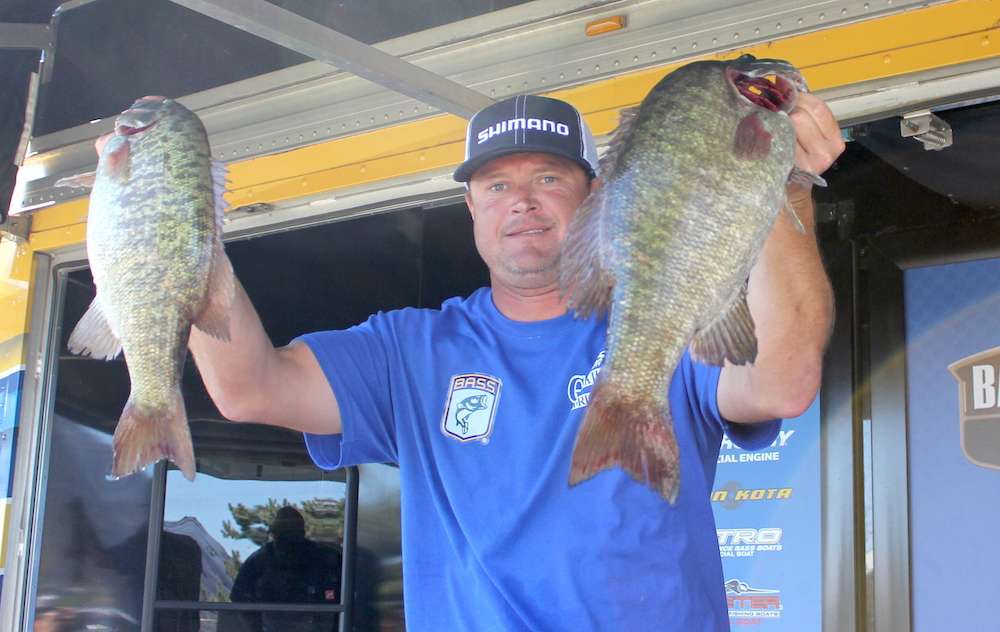 We witness a smallmouth slugfest to start off the Bass Pro Shops Northern Open presented by Allstate on Lake Eerie. Chris Blackwell gets us started with 20-12. Incredibly however, he'll finish Day 1 in 16th place. 