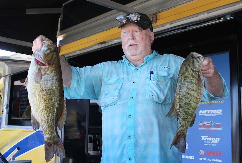 Co-angler Bob Snyder brings in the Day 1 Carhartt Big Bass worth 6-7 and sits in 2nd with 13-11.