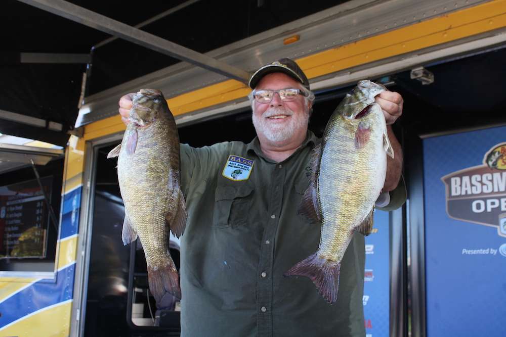 David Reault takes the Day 1 lead with 25-9 worth of Lake Eerie smallmouth. 