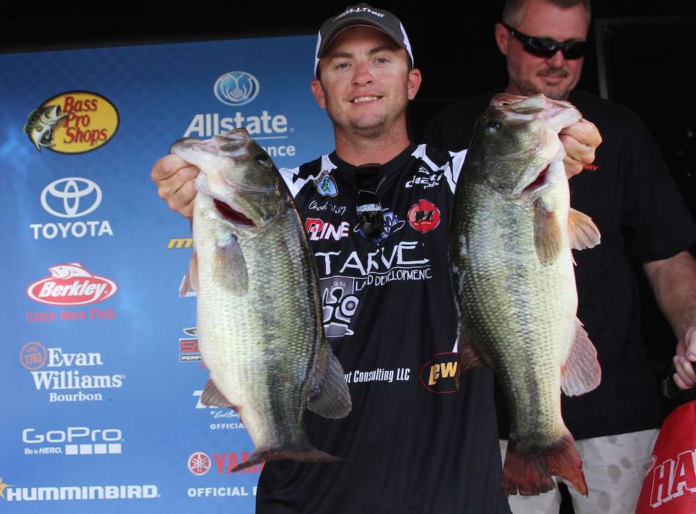 Chad Wiley brings in 4 fish weighing 14-10 and sets the Carhartt Big Bass with a kicker worth 5-15. 