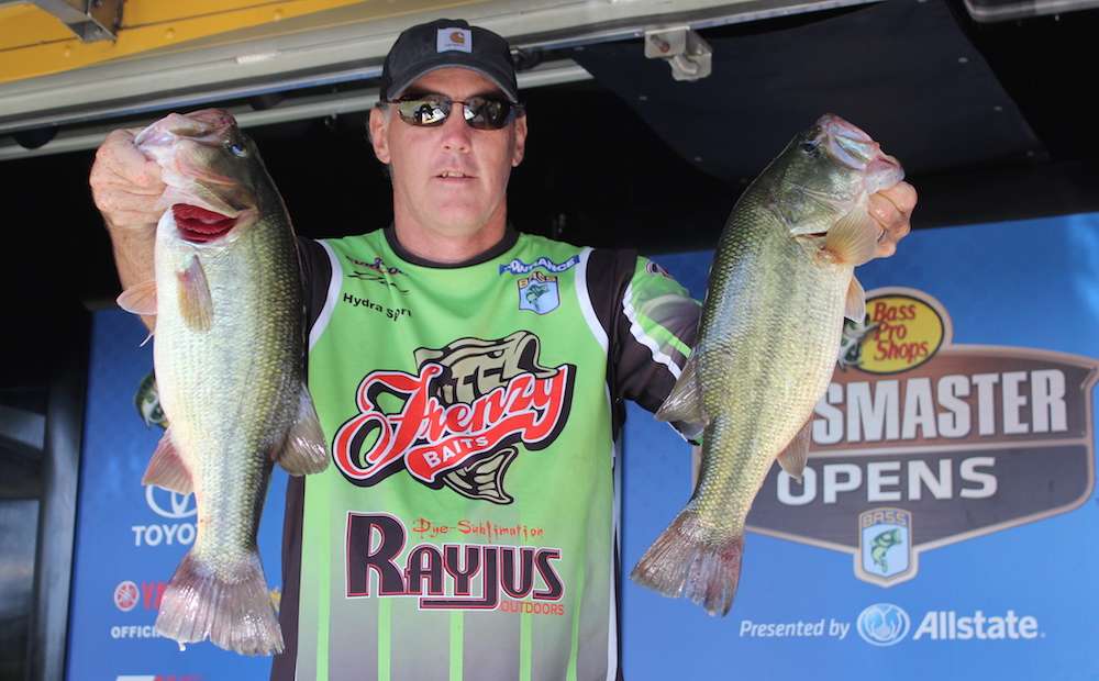 Joe Lee takes the co-angler lead with 20-0 for two days. 