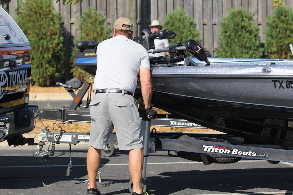 Meanwhile outback, B.A.S.S. staff hook the boats up to Toyota Tundras to pull the anglers through weighin.