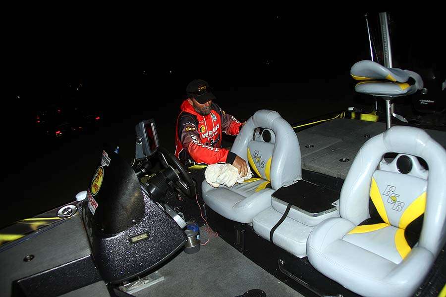 Roy Sanford wipes the morning dew from his boat seats. The Texan is fourth place entering the final round with high hopes of a GEICO Bassmaster Classic berth. 
