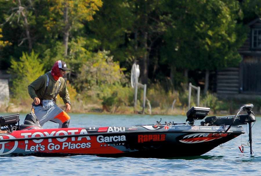 Mike Iaconelli pulls up on a waypoint, quickly moves to the front deck â¦