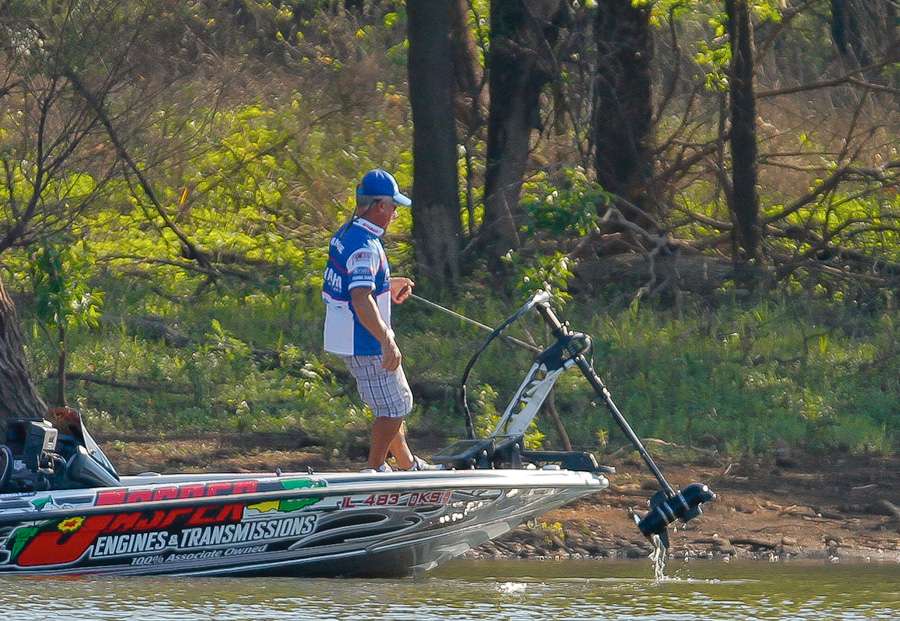 Keeping with what seemed to be a theme with a lot of anglers in the field, Dave Mansue pulls his trolling motor to move. 