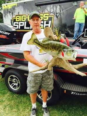 2014 Winner Lesslye Grantham received his replica from 2014 Lake Fork Big Bass Splash.