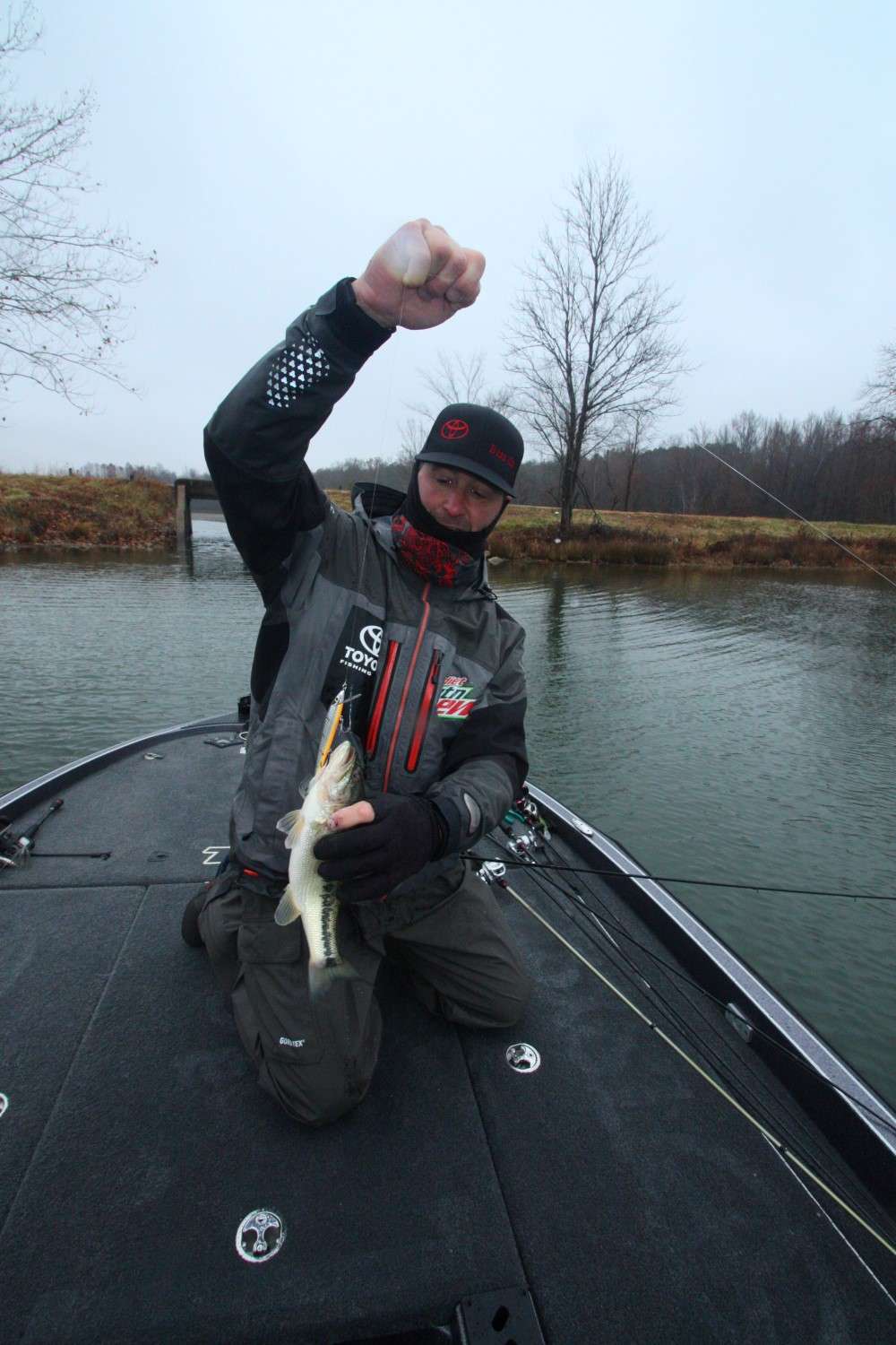 10:09 a.m. Swindle catches his fourth keeper, 2 pounds, 3 ounces, off a submerged ditch on a Smithwick Pro Rogue jerkbait. 