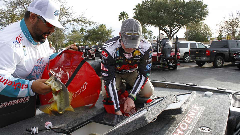 Defending Kissimmee Chain Southern Open champion Chad Morgenthaler bags up his fish.