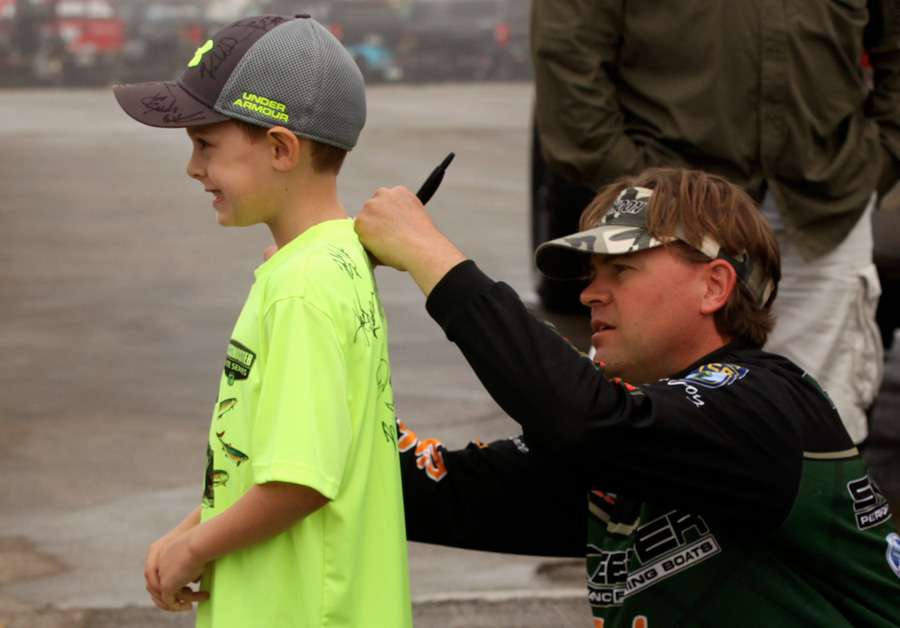 Elite Series anglers like Cliff Pirch spent that time visiting with fans and signing autographs. 
