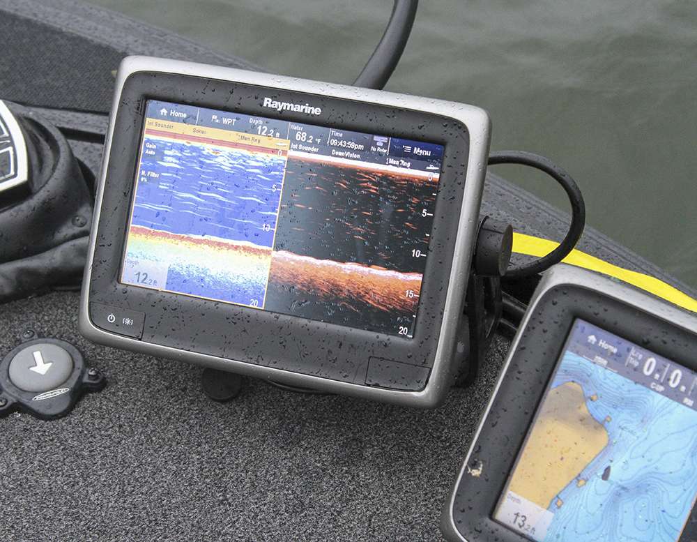An important technique when using your front electronics is vertically fishing with a drop shot. Horton likes his other unit, the aSeries, for the sonar and down vision for that technique specifically. âWhat weâve got up front is a split screen as well. I run my sonar so I can see my drop shot when Iâm fishing vertically.