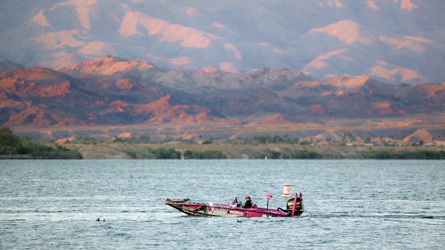 Kevin Short idles to the morning launch area on Lake Havasu. 