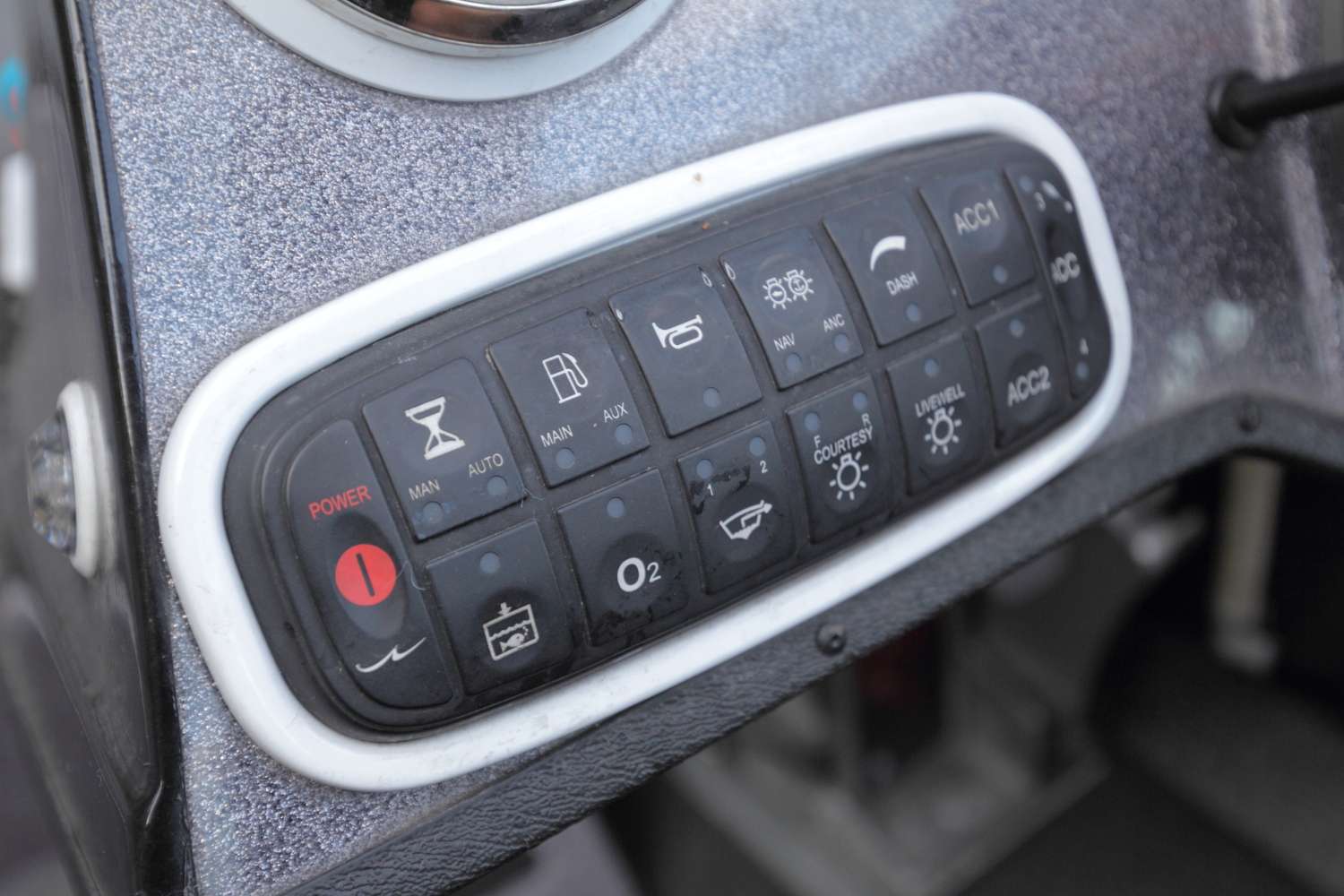 On the console, there's a keypad that controls all of the livewells, interior lights, Oxygenator, etc. The driver can set recirculation or auto with just the touch of a finger. 