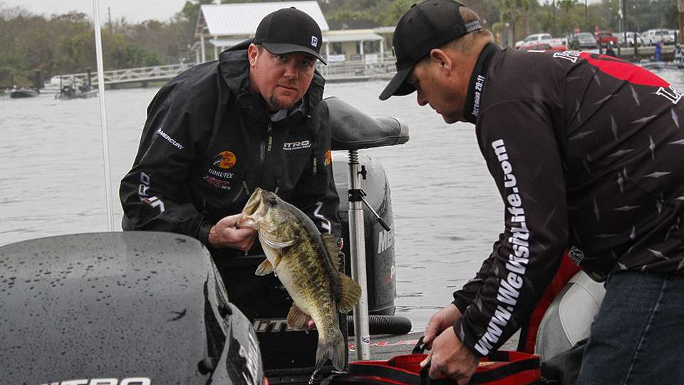Jason Williamson shows off a good one from Day 1 on the Kissimmee Chain. Williamson weighed over 18 pounds and is in fifth place after Thursdayâs competition.