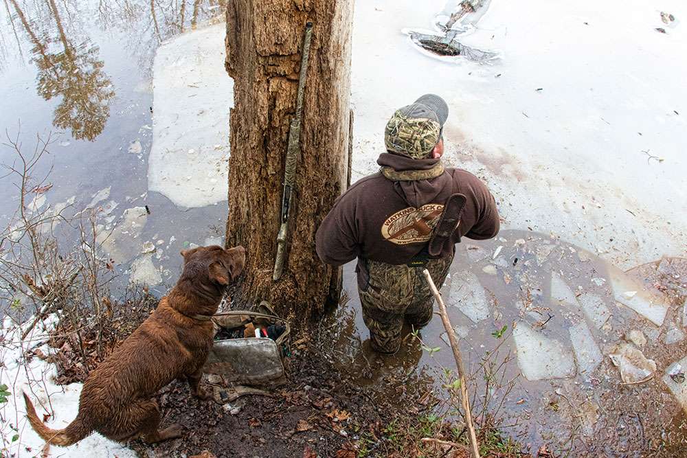 Bassmaster.com recently spent a few days shadowing Powroznik as he guided clients to ducks and geese during the final week of the season in Virginia. The hunt took place on the heels of Winter Storm Jonas when ice and snow were constant reminders of the cold that gripped the Northeast.