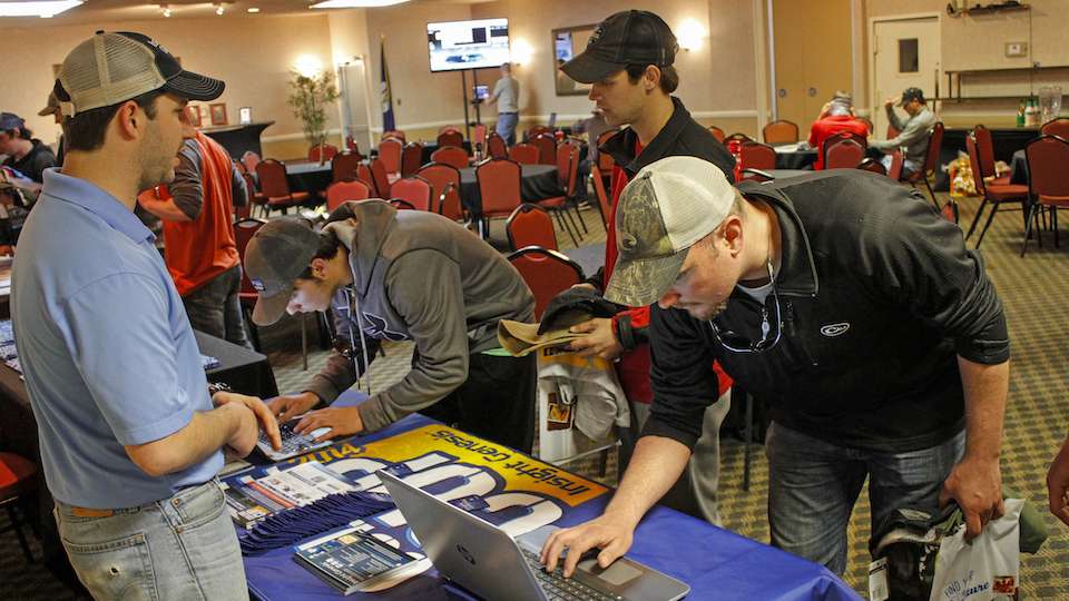 The fishermen can also sign up for the Lowrance College Cup, which rewards anglers for graphing and mapping acres and uploading them to Lowranceâs website. The winners receive a new HDS 12 Gen 3 touch graph from Lowrance.