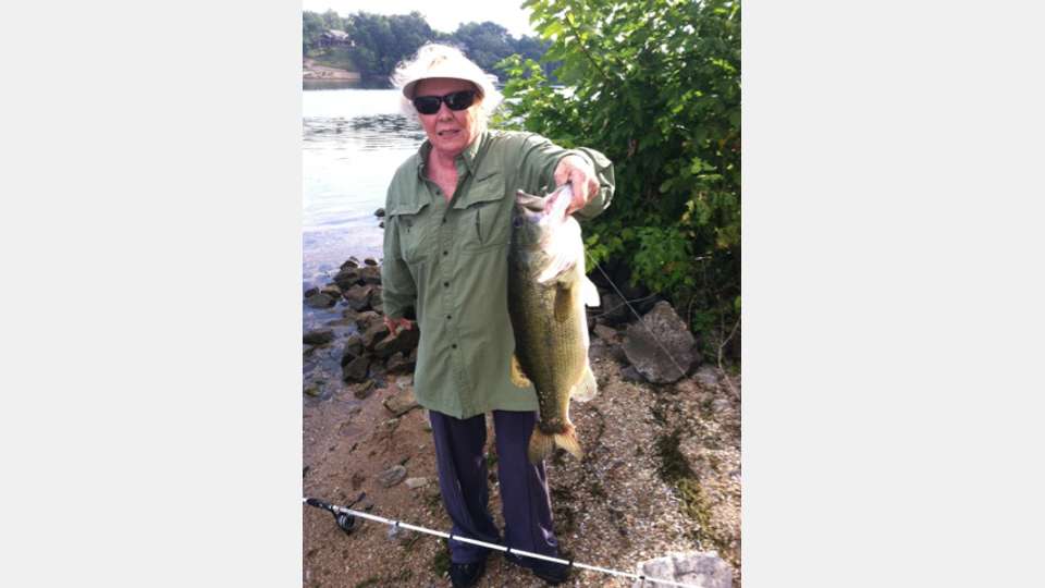 Alicia Ayers<br>
Tennessee<br>
10-3<br>
Chickamauga Lake, Tennessee<br>
4-inch Zoom Super Fluke (watermelon seed)