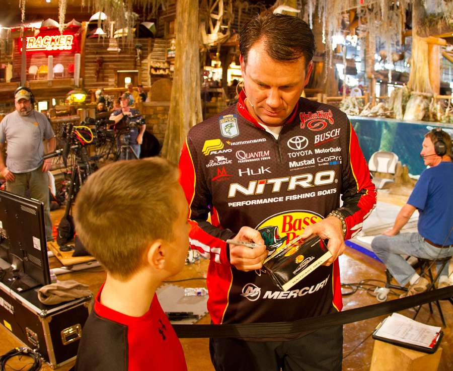 Kevin VanDam took every opportunity during breaks to visit with fans and sign autographs. 