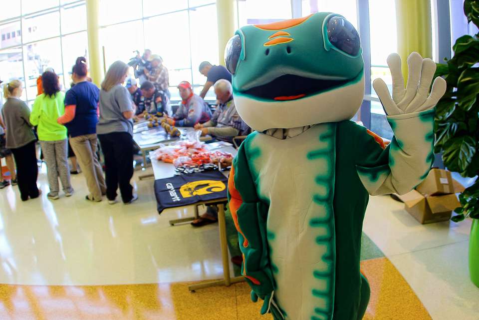 The GEICO Gecko was first to welcome all the children to the festivities. 