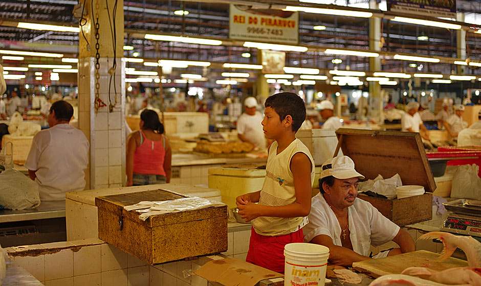 It is one of the largest open markets in Manaus, offering fish, fresh fruits, spices, souvenirs among other products.