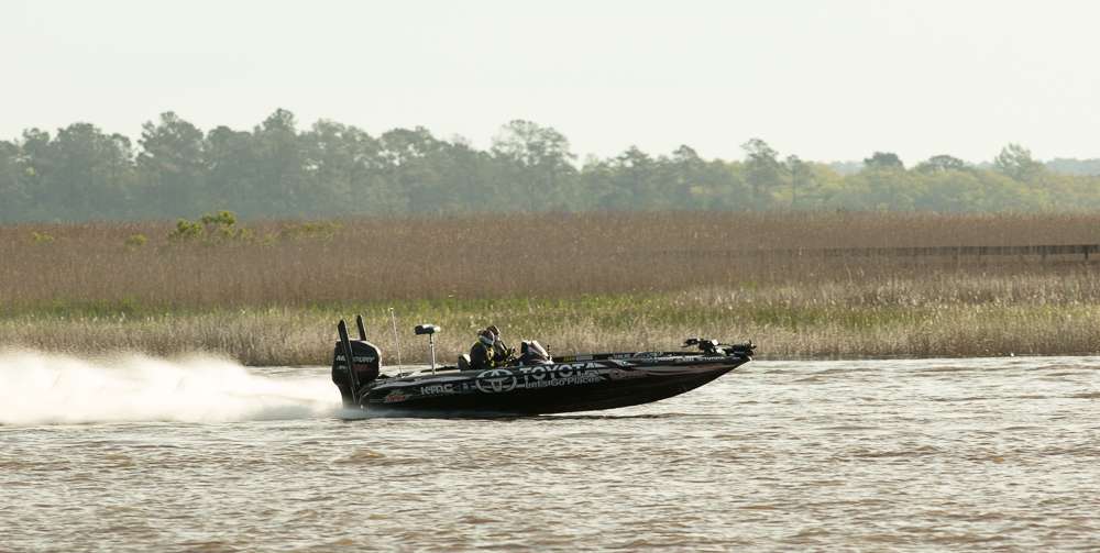 As they left takeoff, the Elites had a decision to make: take a risky 2-hour run to the Cooper River, or stay close to home. B.A.S.S. staffers Steve Bowman and Chris Mitchell watched at least a third of the field decide to test their luck on the Cooper.