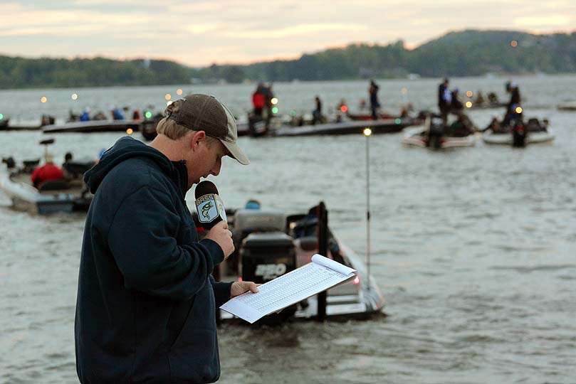 Hank Weldon organizes the boats. Two synced sound systems are used so all 350 teams can hear the instructions.