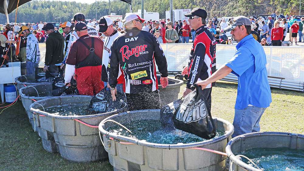 The weigh-in continues and we get closer to learning who caught them the best on Smith Lake. 