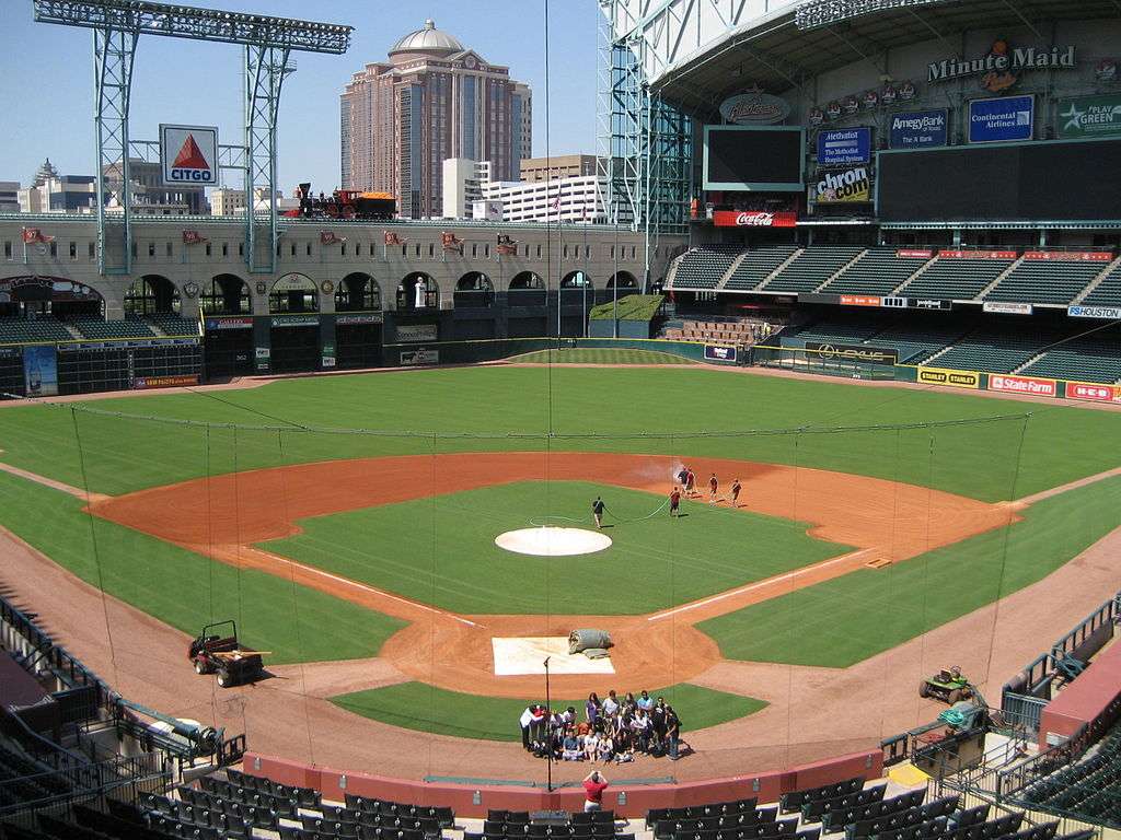 The Major League Baseball park, which hosted its first game in March 2000, has a seating capacity of 40,963, and it is located in the northeast end of downtown Houston.