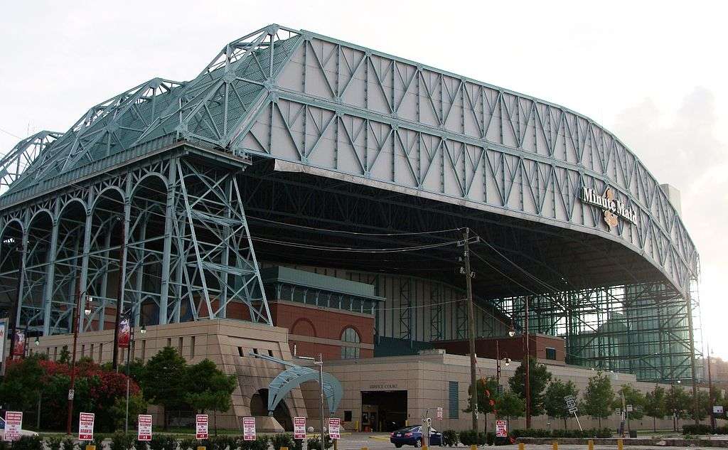 Minute Maid Park also features a retractable roof that opens to reveal the largest open area of any retractable roofed baseball stadium in existence. A total of 50,000 square feet of glass in the west wall of the roof also give fans a view of the Houston skyline whether the roof is open or closed.