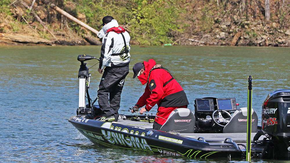 Tacoronte stows the trolling motor and the two anglers look to the next spot.