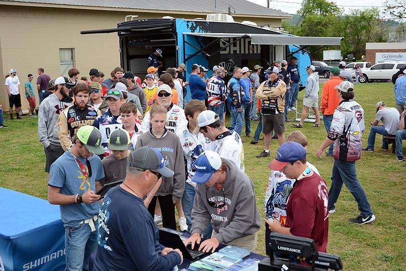 Teams line up to sign up for the Lowrance Varsity Rewards. By uploading Lowrance sonar logs you can create lake maps that can yield multiple rewards. 