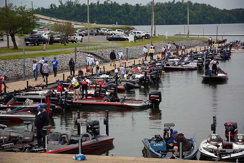 The final boats arrive at the weigh-in site for the check in. The weigh-in begins at 2:15 and takes about 3 hours to finish. 