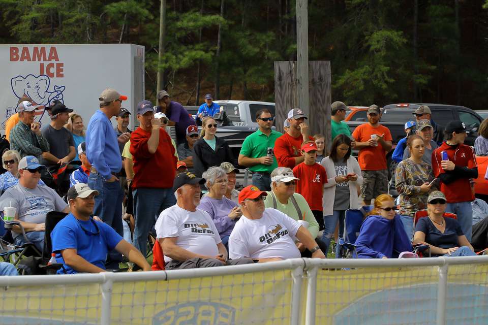 A good crowd gathered for the first weigh-in at Smith Lakeâ¦ 