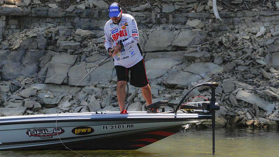Tharp fights it to the boat and sees how big it is in the Bull Shoals water.