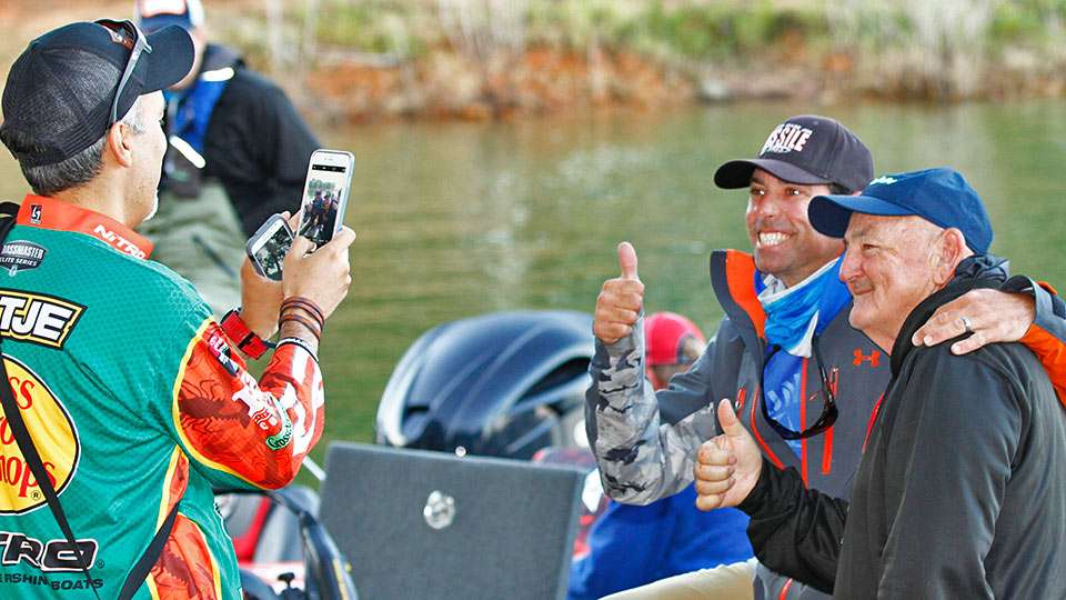 Mike Iaconelli and his judge have their photo taken.