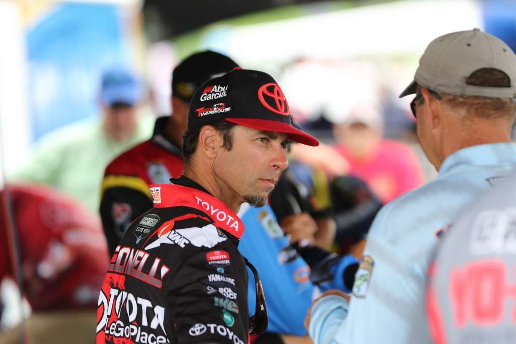 The Elites line up as the weigh-in progresses. Mike Iaconelli talks with Steve Kennedy. 
