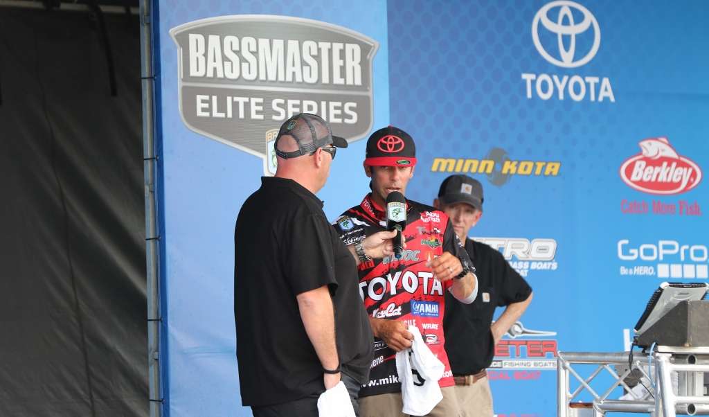 Mike Iaconelli missed the Championship Sunday cut, but he shared his patterns and bait with the weigh-in crowd.