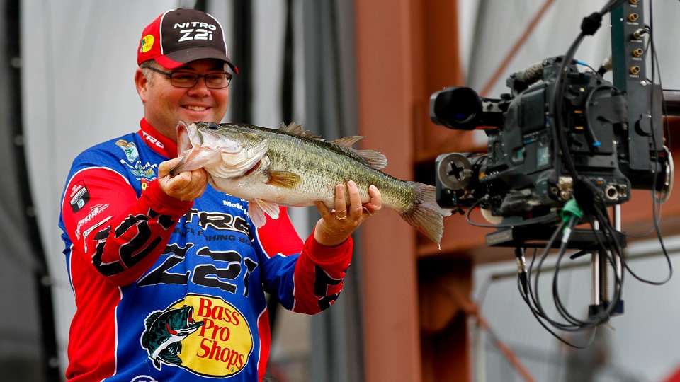 Brian Snowden weighed the big bass on Day 2. His 7-0 lunker put him a 26 pounds and 20th place.
