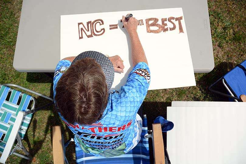 Vicky Smathers of Team North Carolina is busy prior to the weigh-in. The message speaks for itself.