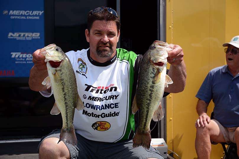 Scott Green of Vermont takes the lead from Burchill with a catch weighing 13-15. His lead doesnât last long, either. 