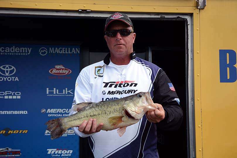 Day 1 big bass boater leader Lenny Beebe of Connecticut with a largemouth weighing 6-1. 