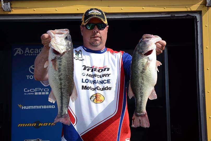 Overall boater leader William Lortz has 21-10 and a lead of just 2 pounds. 