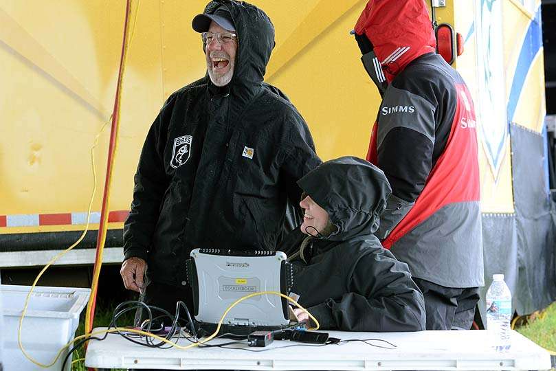 Everyone is bundled up because the wind comes with the rain. Russ Bradshaw and Emily Hand of the B.A.S.S. staff make the most of it prior to the anglers arriving at the tanks. 