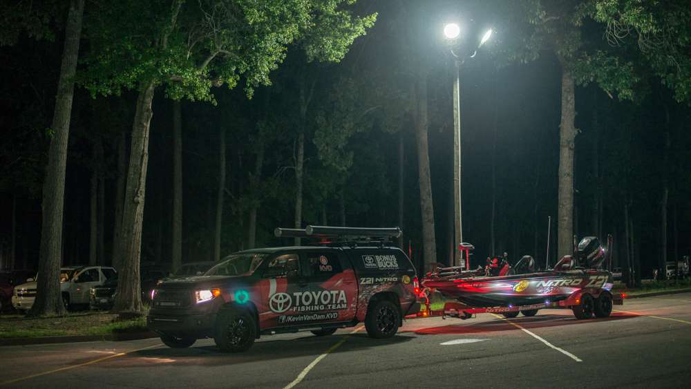 Day 2 leader Kevin VanDam pulls into the parking lotâ¦